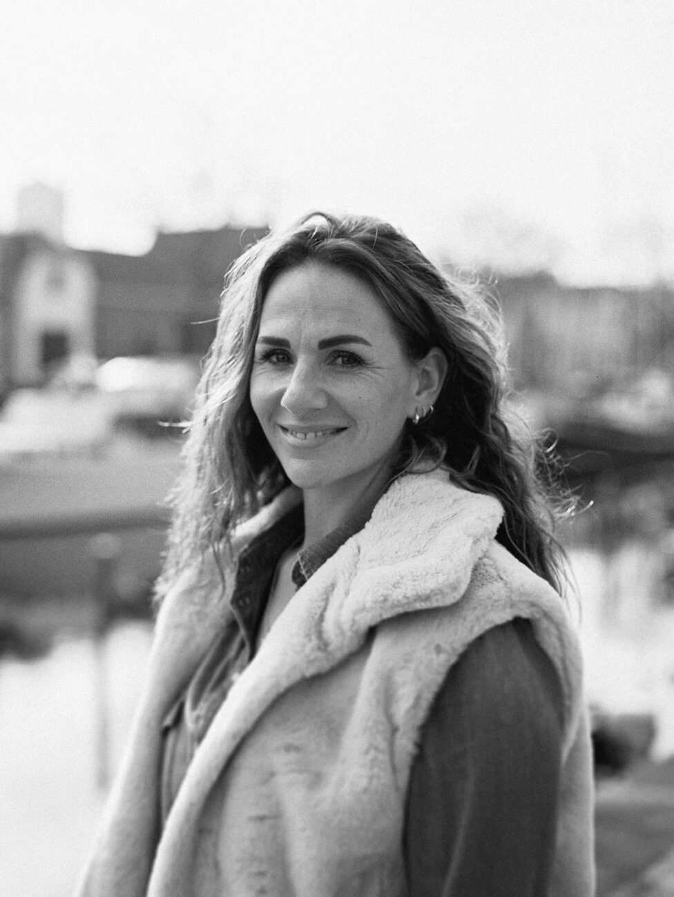 Roxanne Dixon in gesprek, buiten aan het water