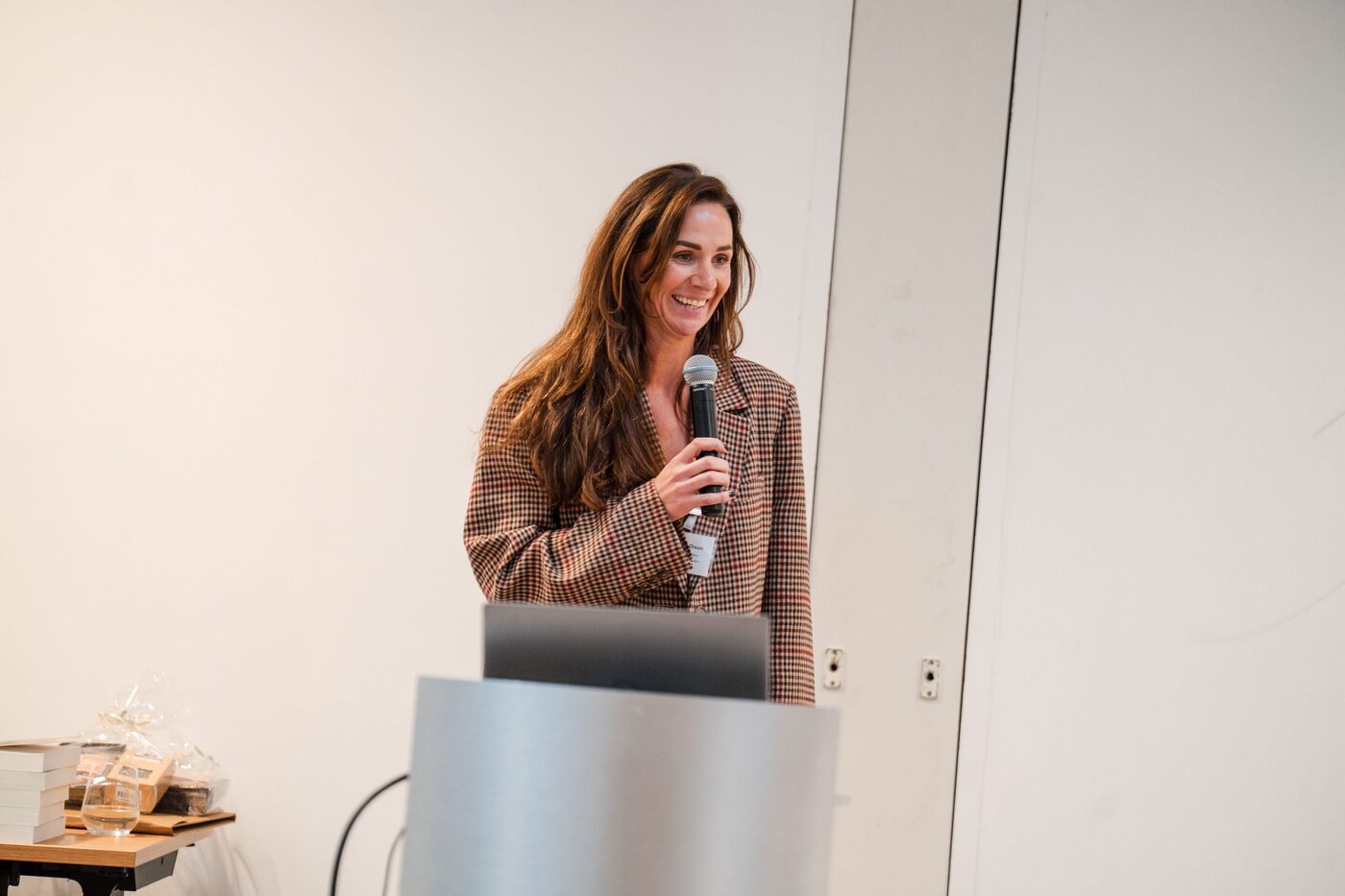 Roxanne Dixon geeft een lezing over dak- en thuisloosheid